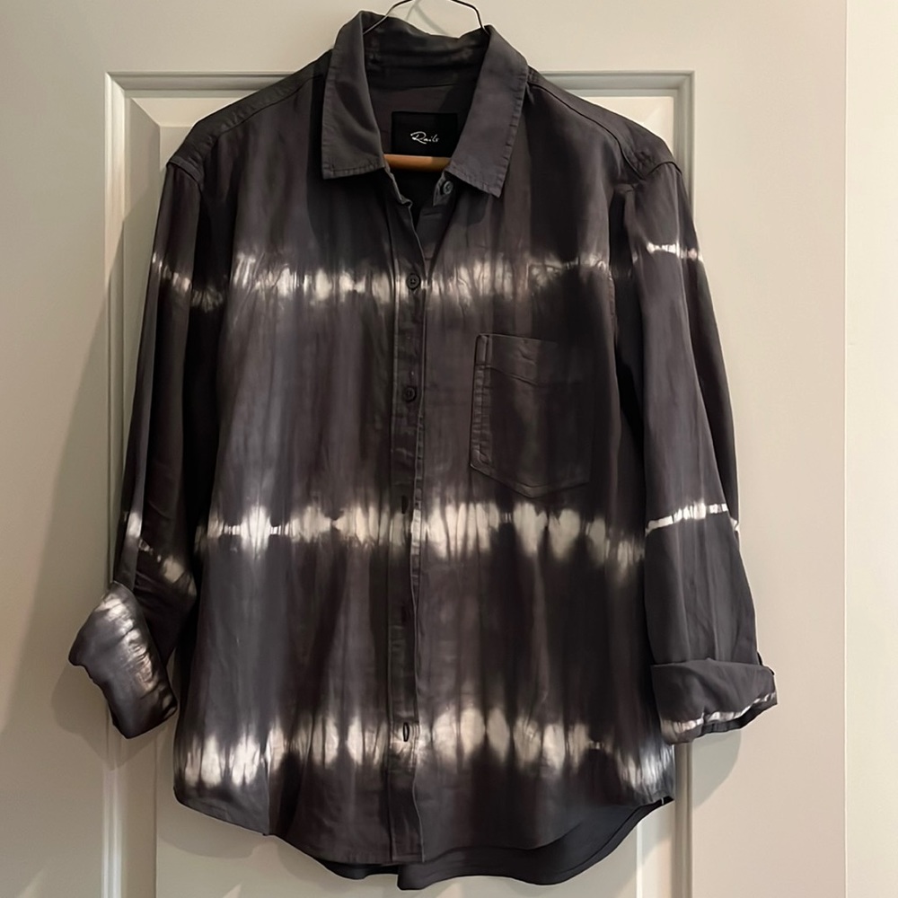Rails!!! Love this shirt. Fun tie dye details. Great condition!
